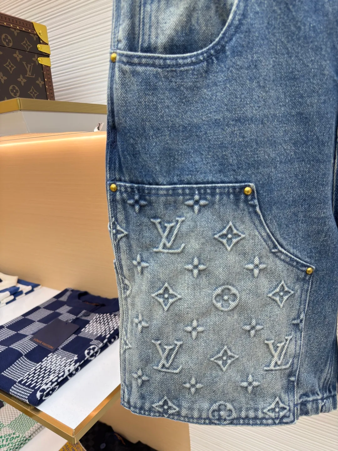 LOUIS VUITTON embossed denim shorts ●Authentic product: purchased and developed for 15999 ●Item number: 1680247-B00 ●Fabric: washed denim ●Technology: distressed washed ●Version: fitted version ●Weight: about 675g ●Size: 30-32-34-36 ●Description: Made of custom-made denim fabric, the fabric is comfortable and soft, skin-friendly and breathable. It adopts Monogram logo embossed elements, slightly distressed light blue wash treatment, original customized hardware, with vv leather label, multiple wash adjustments, and can be matched with many types of clothing to create a fashionable look. The overall wiring is straight and delicate, the fabric is comfortable and soft, and the color is consistent without color difference. It can be matched with the same style to create a fashionable look and control various occasions. Customized accessories, complete with three standards, same style for men and women!